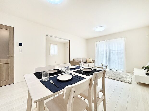 大きな窓からたっぷりの陽光と風を感じられるリビング