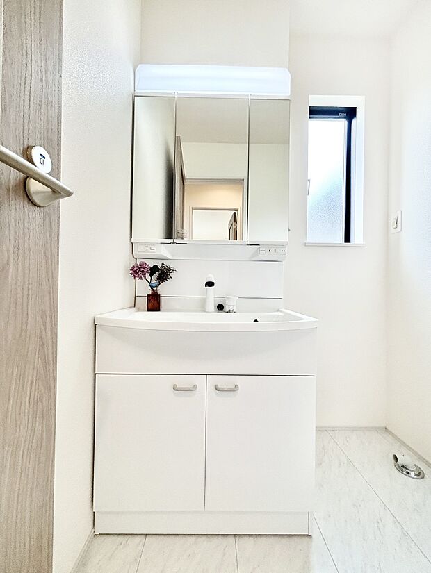 スタイリングに便利な三面鏡、ミラーキャビネットで細かい物スッキリ