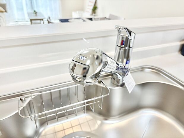 いつでも清潔なおいしいお水を。一つの水栓で水道水と浄水を使い分け。