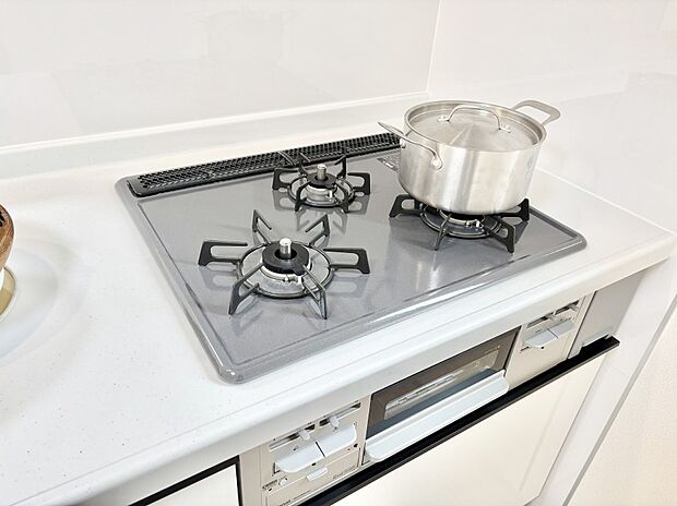 焼く・蒸す・煮るの工程を同時進行で進めることができる三口コンロ