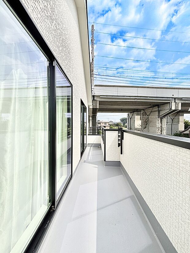 暖かな陽光が降り注ぐバルコニーはお洗濯におすすめ。爽やかな風も心地よいです。