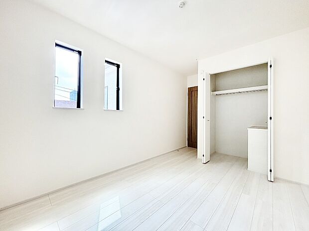 やさしい光がさしこむ居室はしっかり収納付き  