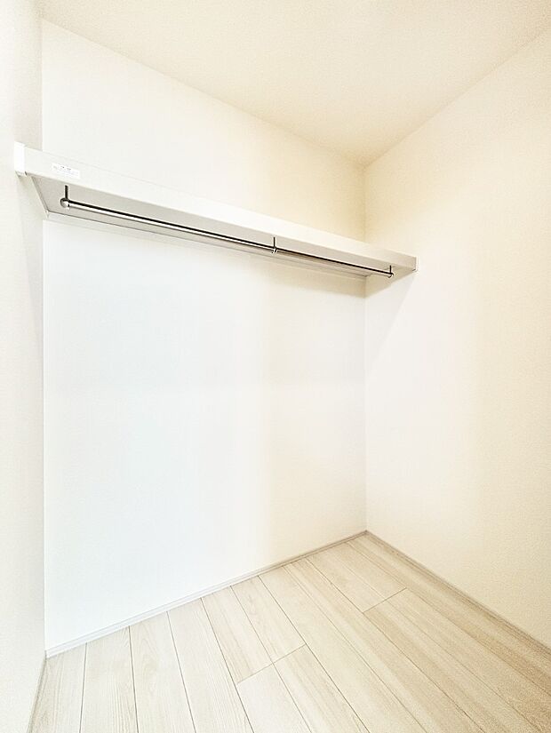 ウォークインクローゼット付きで生活空間を広く利用できます。