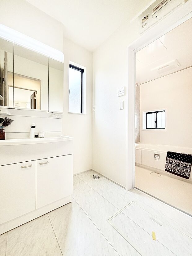 清潔感ある洗面化粧室で朝の身支度も快適