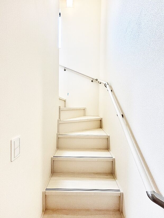 安全性を考慮し階段には手すりを設置しています