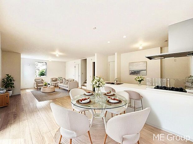 ご家族の賑やかな話し声で包まれる明るいリビング ※家具はCGです