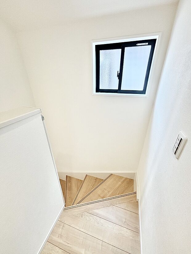 安全性を考慮し階段には手すりを設置しています