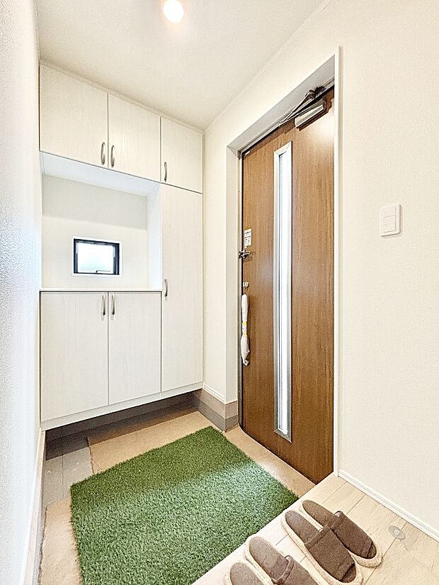 ガラススリットの入った玄関ドアが室内に光を届けてくれます