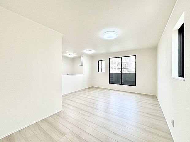 明るい陽光が注ぎ、寛ぎの雰囲気に満たされるリビングダイニング