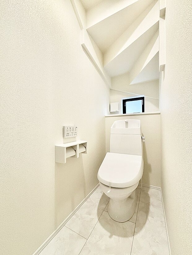 清潔感あるシャワートイレ。小窓から光が注ぎ込みます！