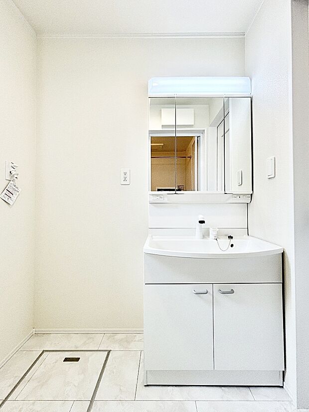 大きく見やすい三面鏡で清潔感ある洗面台は、身だしなみチェックや肌のお手入れにおすすめです。 