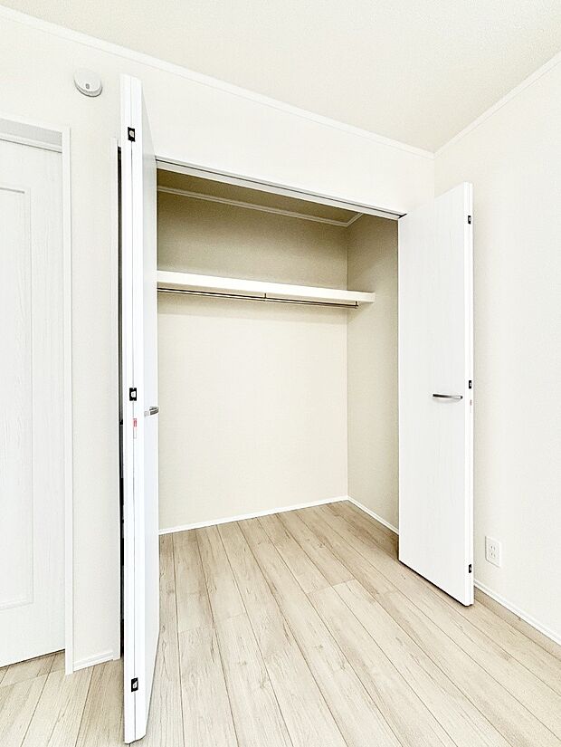 洋室のクローゼット。奥行きがあるので厚手の衣類もすっきり収まります。