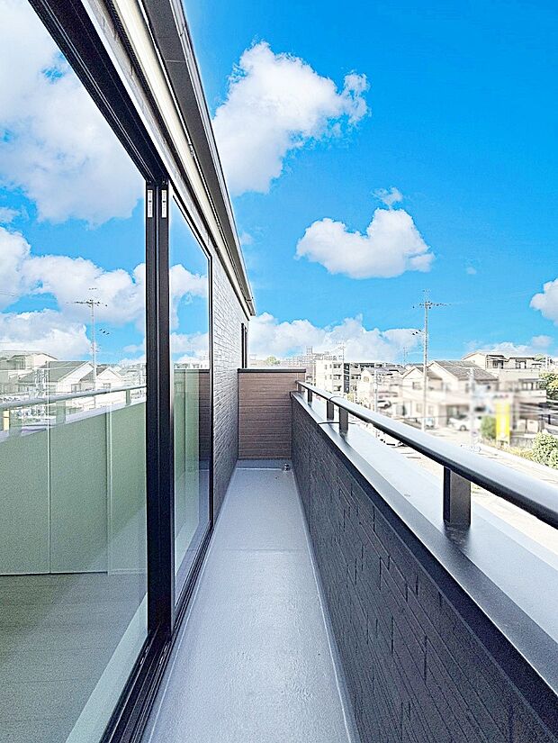 広々バルコニーでお洗濯物が気持ちよく乾きます。