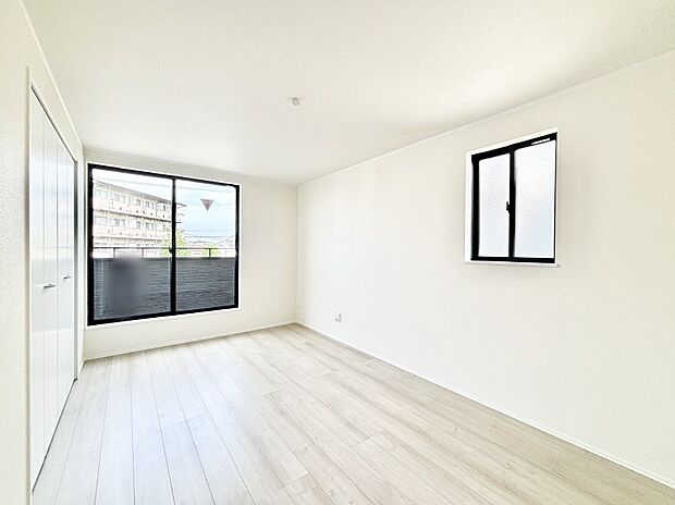 明るいバルコニーサイドに洋室を設置。目覚めの良い寝室に。 