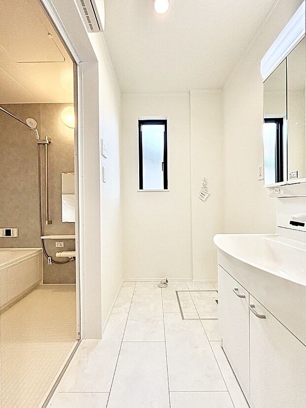 小窓がついているので湿気の多い場所でも換気が十分行えます。毎日の身支度を気持ち良く！