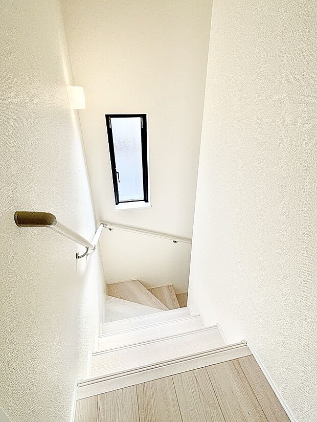 階段は手すり付きなので小さなお子さまやご高齢の方も安心です。  