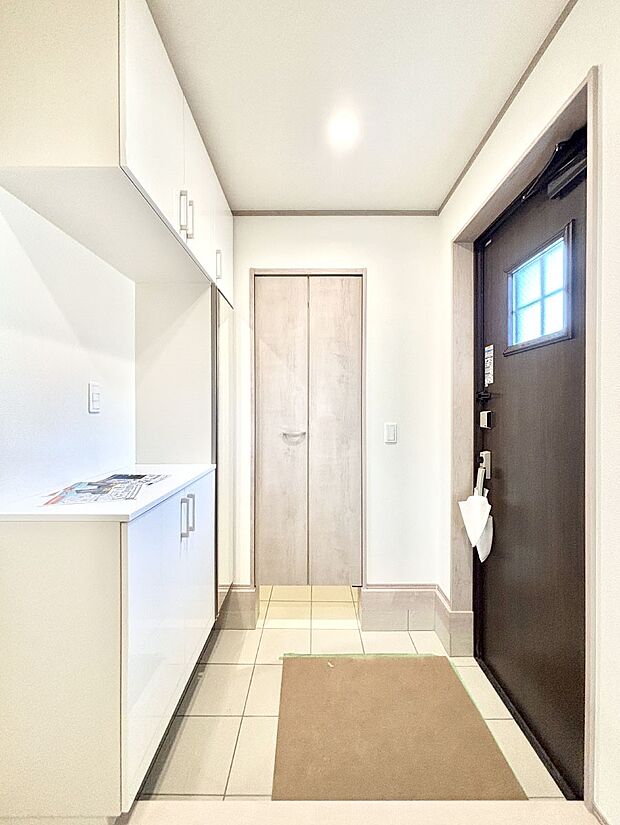 明るい玄関はお客様をお出迎えするのにぴったりです!