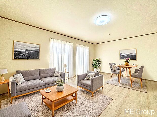 ご家族の賑やかな話し声で包まれる明るいリビング ※家具はCGです