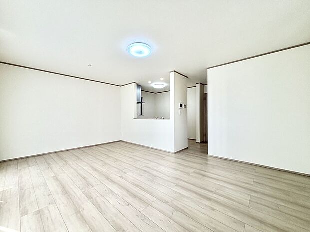 落ち着いた雰囲気のLDKは家族みんなの快適空間