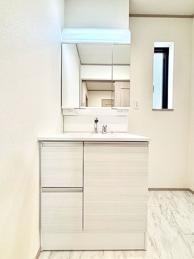 大きく見やすい三面鏡で清潔感ある洗面台は、身だしなみチェックや肌のお手入れにおすすめです。