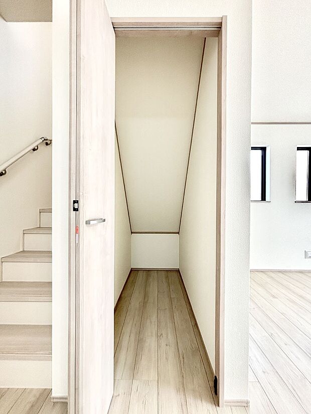 リビング収納。ここに収納があると物が集まるLDKがスッキリ片付きそうですね。