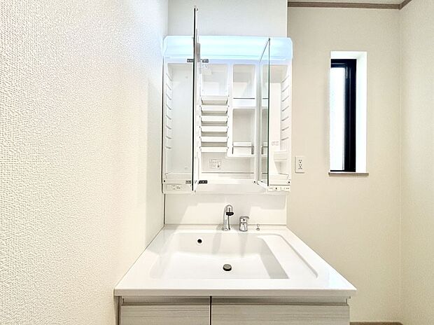 三面鏡の裏に、化粧品や衛生用品などを収納可能。洗面台をすっきりと保ちます!