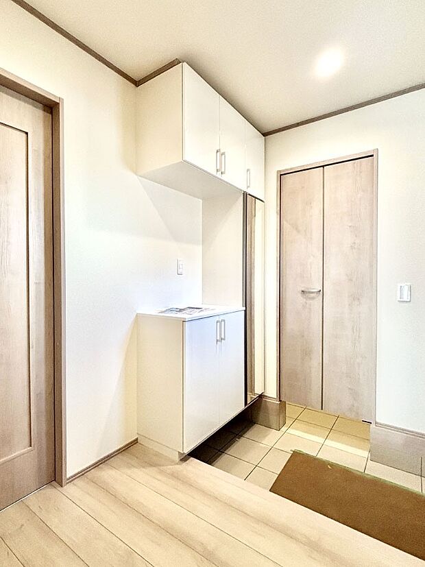 たっぷり収納できるシューズボックスで家族全員の靴も、玄関すっきり。  