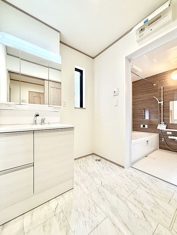 清潔感のある快適空間です。毎日の身支度も気持ち良くお使い頂けます。