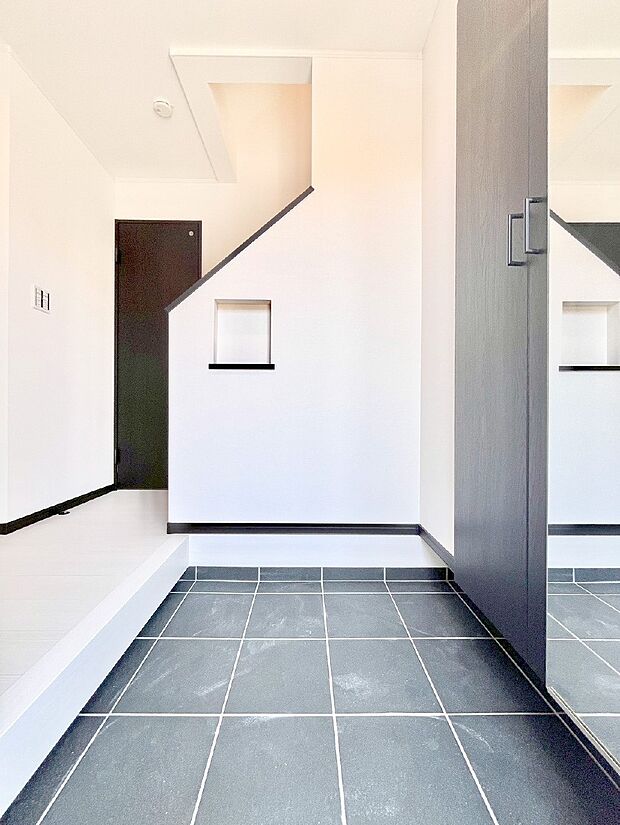 散らかりがちな玄関もスッキリの玄関収納付