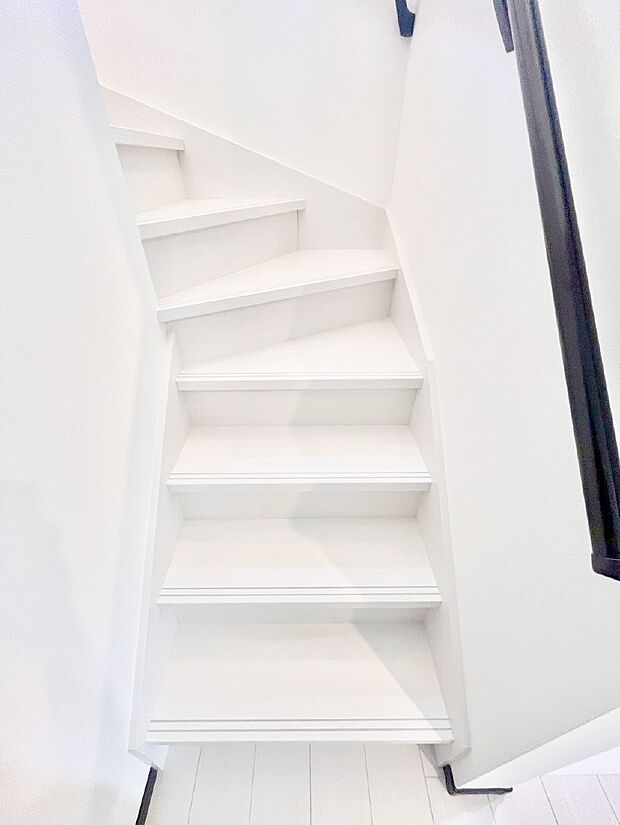 安全性を考慮し階段には手すりを設置しています