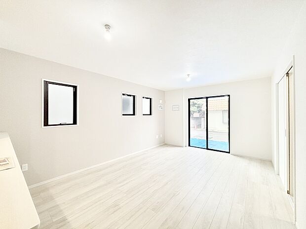 ご家族の賑やかな話し声で包まれる明るいリビング