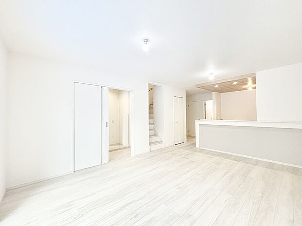 明るい陽光が注ぎ、寛ぎの雰囲気に満たされるリビング・ダイニング。