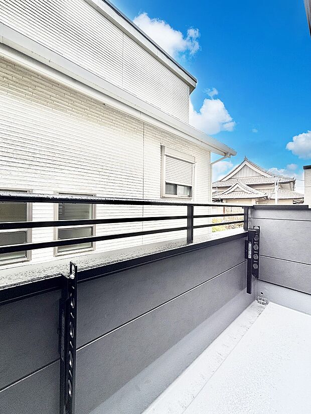 ゆったりバルコニーだから沢山お洗濯ものを干せます。