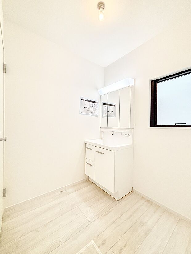 清潔感のある快適空間です。毎日の身支度も気持ち良くお使い頂けます。 