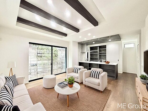 ご家族の賑やかな話し声で包まれる明るいリビング ※家具はCGです