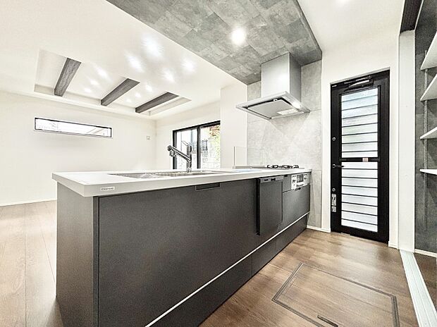 勝手口のある明るいキッチン。ゴミ捨て場を屋外にすることもでき、換気にも役立ちます。