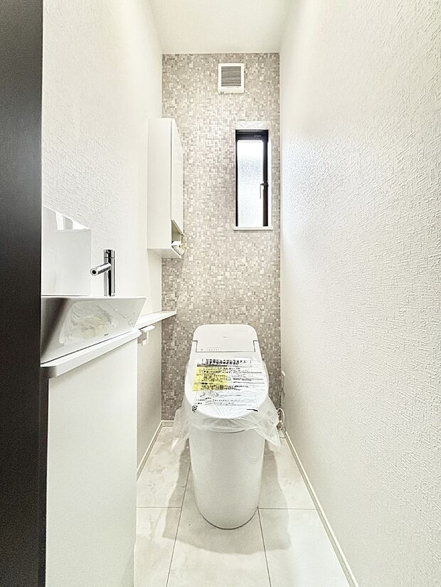 明るく清潔感のあるトイレです。