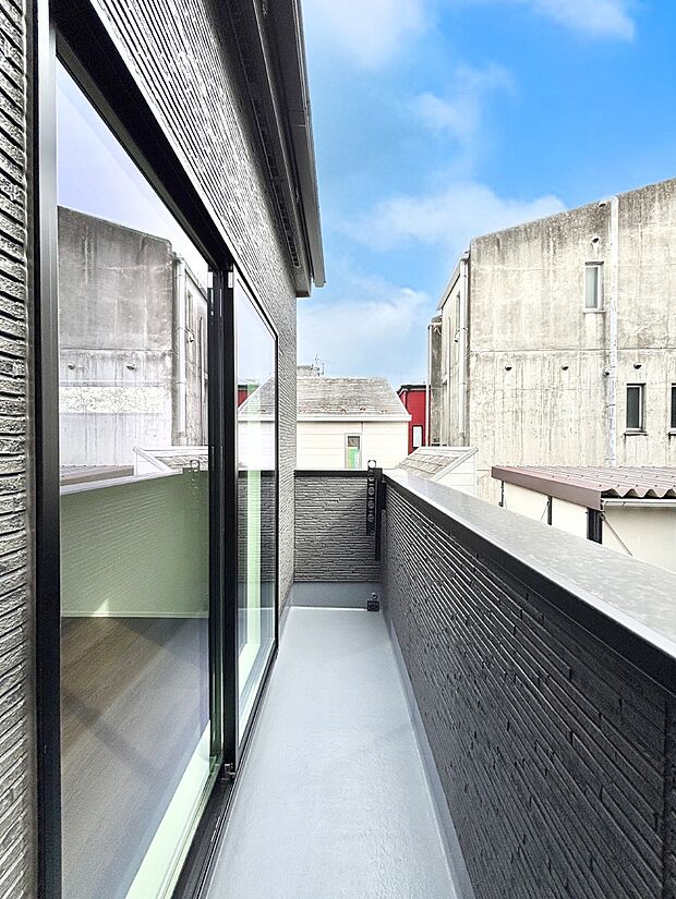 南向きのバルコニー!ご家族の洗濯物はもちろん、お布団もたっぷり干せます!