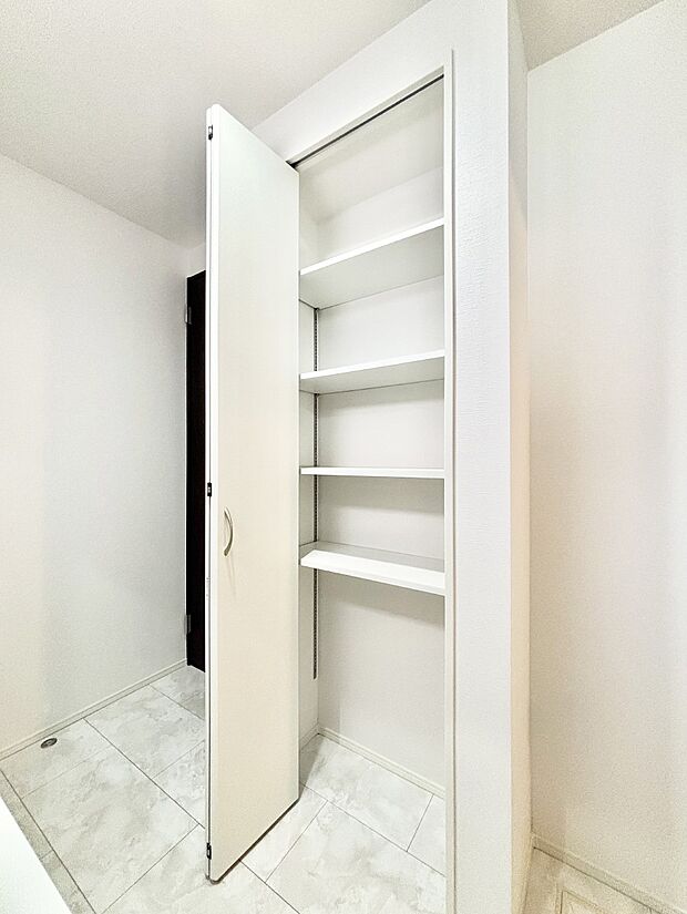 ランドリースペースにはリネン庫があります。タオルや洗剤のストック置き場としてお使い頂けます。