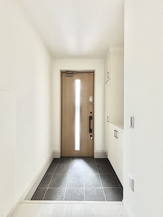 ガラススリットの入った玄関ドアが室内に光を届けてくれます