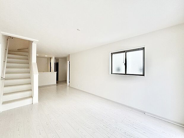 内装「ただいま」「おかえり」家族とのコミュニケーションが深まるリビングイン階段。 