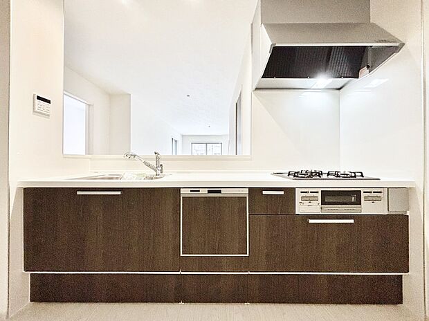 リビングを見渡せる人気のカウンターキッチン。 家族を見守りながら家事をすることができます。