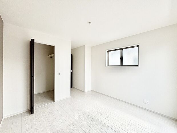 ウォークインクローゼットがあるお部屋。季節ごとの入れ替えも不要で便利です！