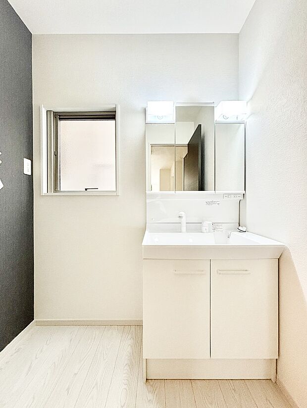 大きく見やすい三面鏡で清潔感ある洗面台は、身だしなみチェックや肌のお手入れにおすすめです。 