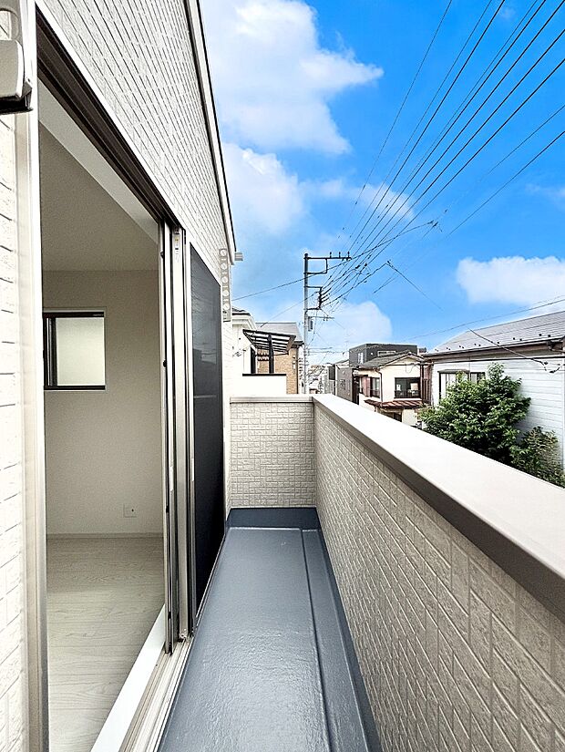 暖かな陽光が降り注ぐバルコニーはお洗濯におすすめ。爽やかな風も心地よいです。 