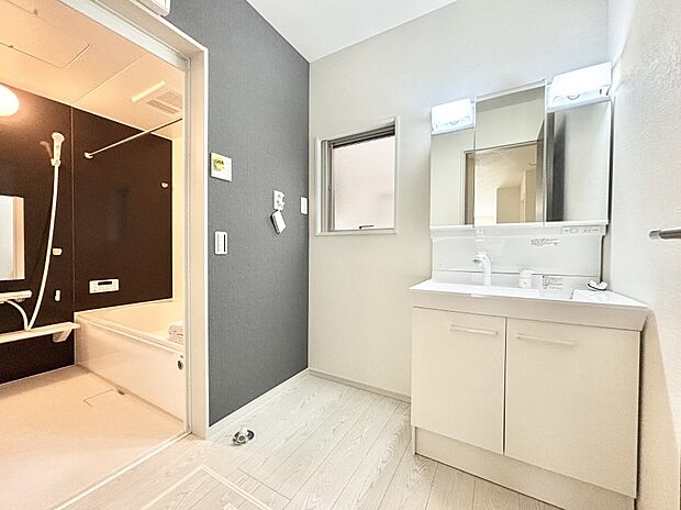 小窓がついているので湿気の多い場所でも換気が十分行えます。毎日の身支度を気持ち良く！