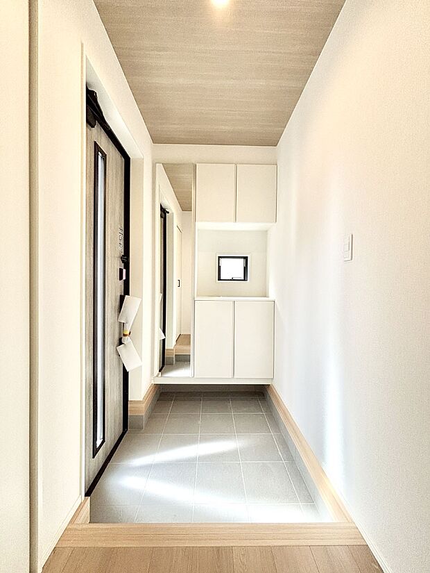 明るい玄関はお客様をお出迎えするのにぴったりです！ 