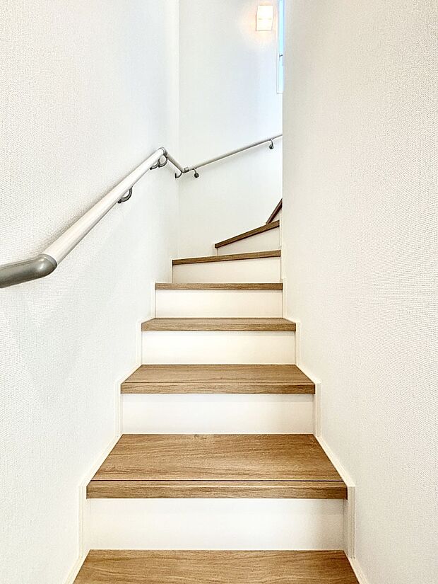 階段は手すり付きなので小さなお子さまやご高齢の方も安心です  