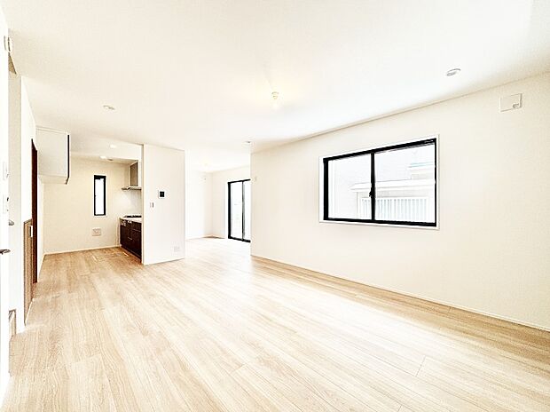 ご家族の賑やかな話し声で包まれる明るいリビング