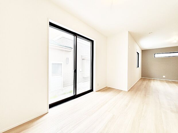 大きな窓からたっぷりの陽光と風を感じられるリビング